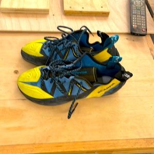 Like new scarps vapor lace up